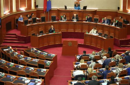 Çfarë nuk u pa nga seanca/ Rama kthehet nga NATO, Manja dhe Dhima “shkrihen” së qeshuri (Fotot)