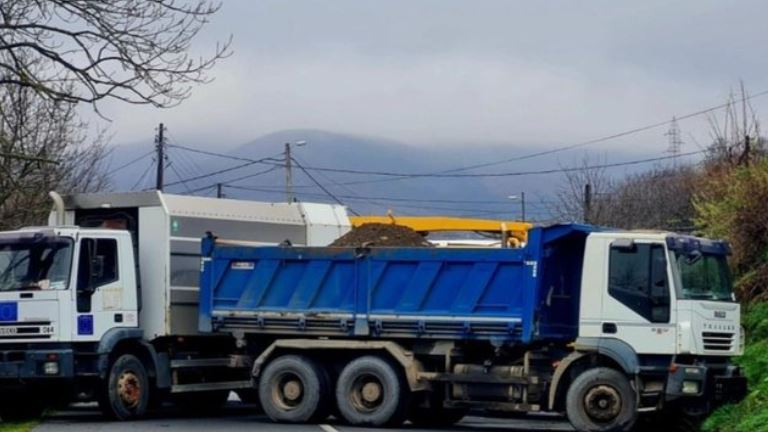 Çfarë po ndodh në Kosovë? Gjykata lëshon 10 urdhër-arreste, vendosen barrikada në Veri