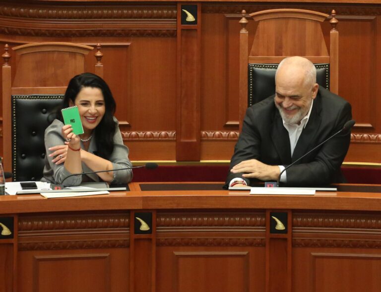 Çfarë u pa sot në Kuvend/ Rama kthehet nga NATO i buzëqeshur, Manja dhe Dhima “shkrihen” së qeshuri, Braçe shkëlqen me look (Fotot)