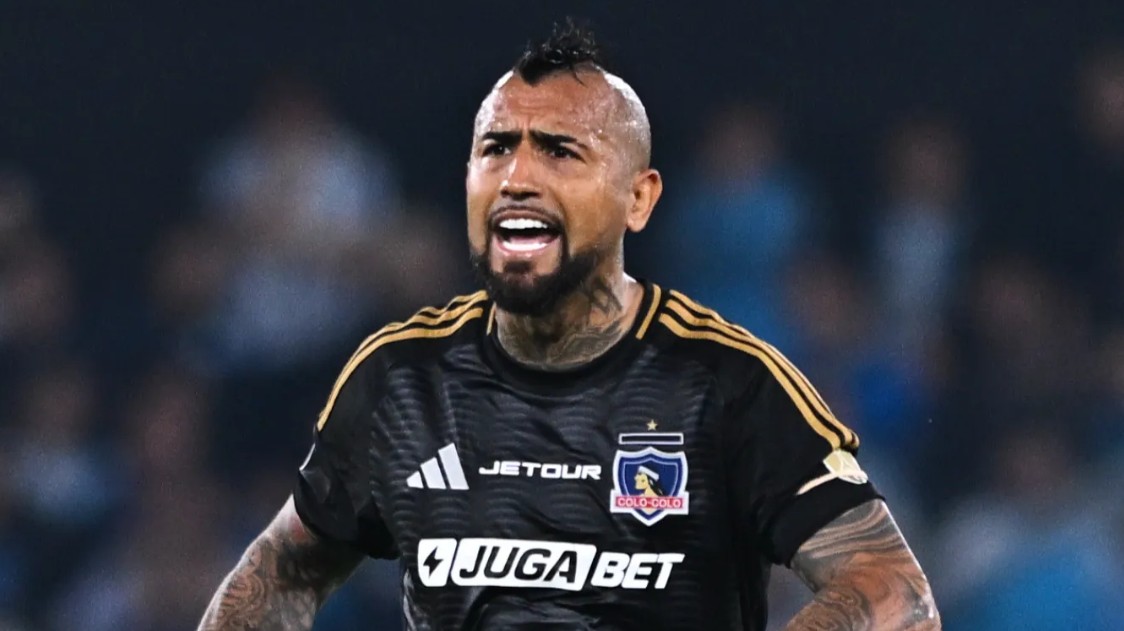 “Çmendet” Arturo Vidal, humb penalltinë, shënon autogol dhe në fund zihet me portierin e ekipit të tij (video)