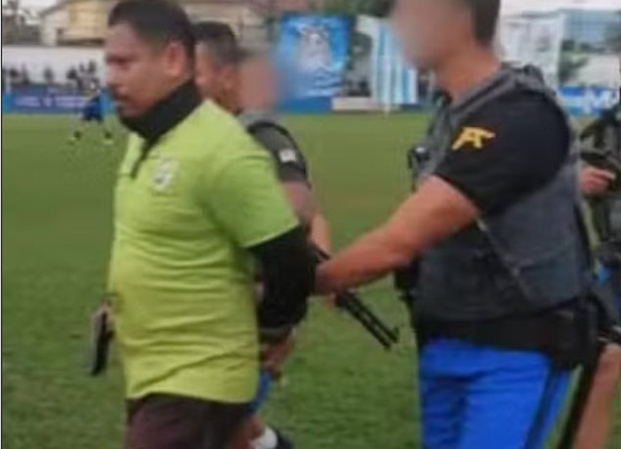 Çudira nga Brazili, arbitrit i vihen pranga në fushë, sapo kishte dhënë një të verdhë