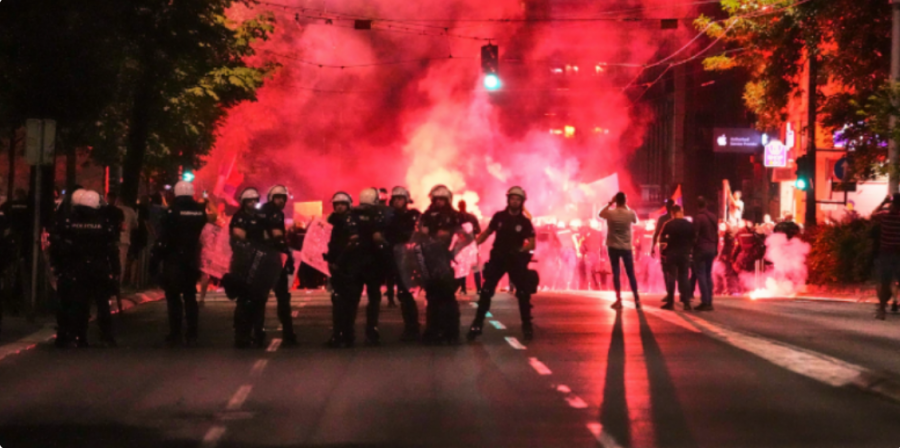 Demonstrata kundër Vuçiç, dhunë dhe të arrestuar/ Çfarë po ndodh në Beograd