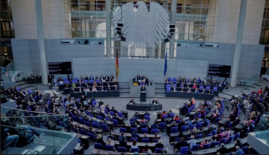 Deputetja gjermane përjashtohet nga salla për bluzën me mbishkrimin ‘Palestinë’