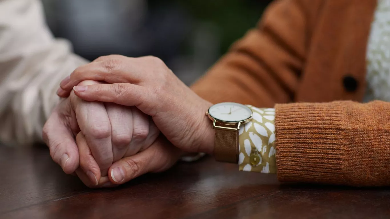 Dëshironi të jetoni një jetë të gjatë dhe të lumtur? Provoni t’u besoni miqve, të huajve dhe …