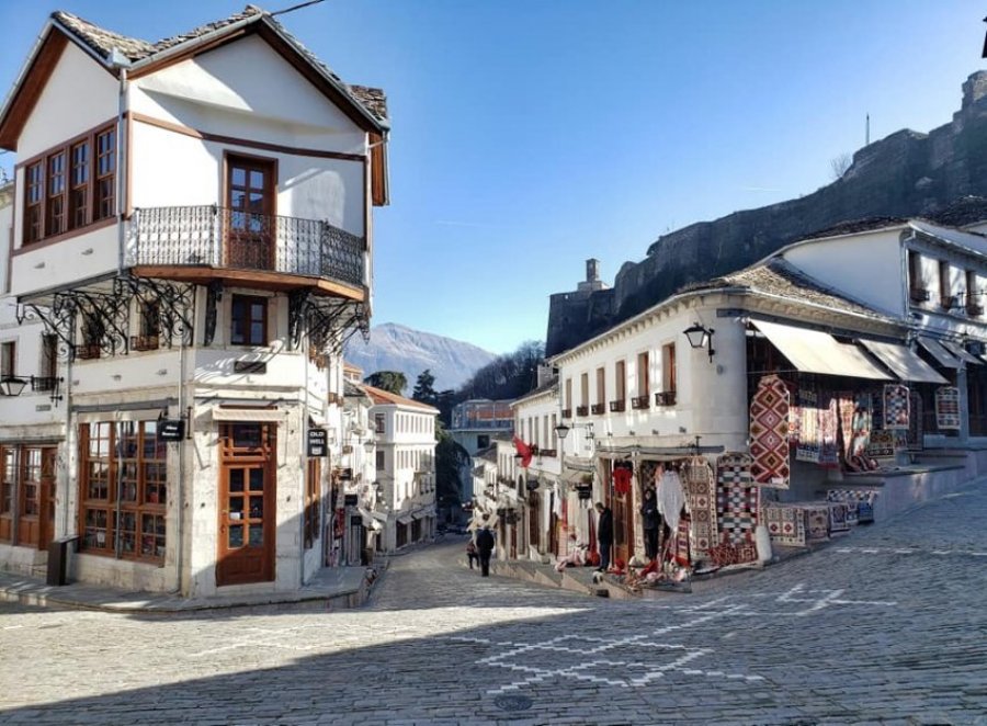 Dështim i Tatimeve apo abuzim me shifrat e vizitorëve? Vetëm 1 nga 5 turistë flenë në apartamente apo hotele