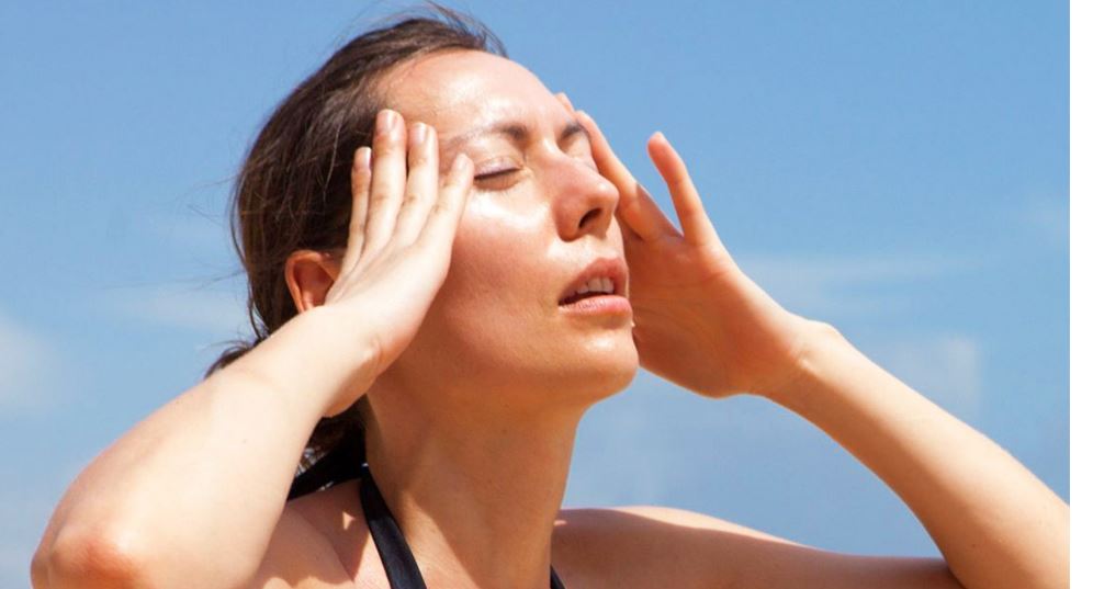 Dhimbja e kokës nga vapa, masat dhe kujdesi që duhet të tregoni