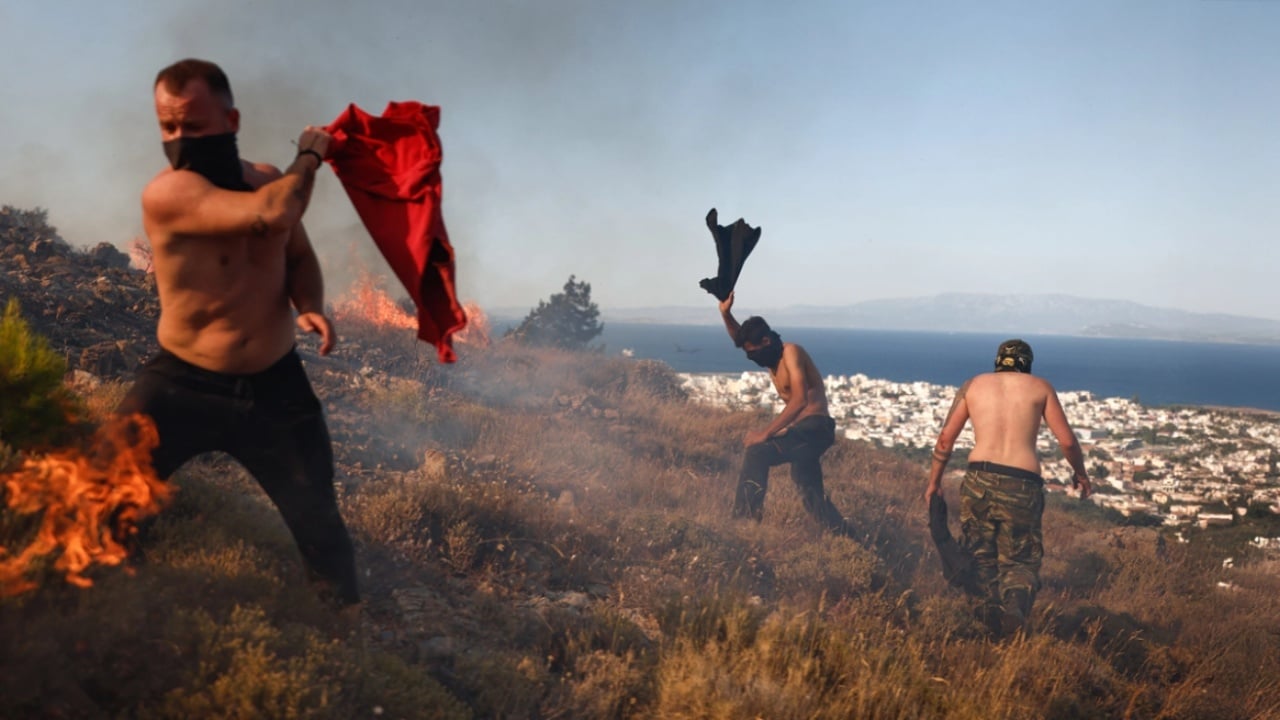 Dhjetëra shtëpi të shkrumbuara nga flakët në Greqi! Zjarri del nga kontrolli, autoritetet e mbrojtjes civile paralajmërojnë…