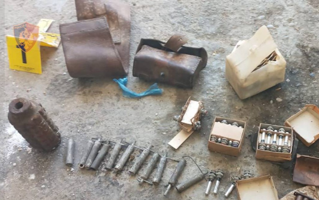 Dhunoi të birin dhe mbante në banesë granatë e karikatorë, pranga 70 vjeçarit