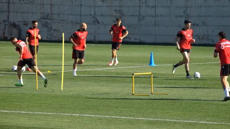 Dita e tretë e stërvitjes, kuqezinjtë shtojnë ritmin