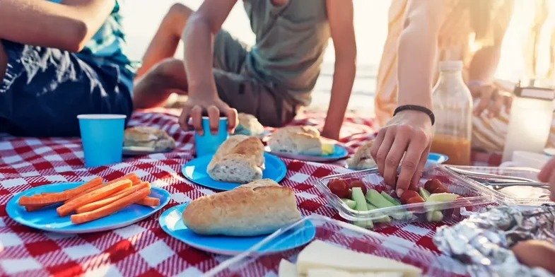 Ditët e nxehta të verës, zbuloni ushqimet që duhet të evitoni në plazh për të ruajtur shëndetin dhe komoditetin