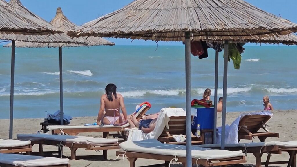 Divjaka,prej 5 vitesh pa rritje çmimesh/Kryebashkiaku:Të mbahet pastër plazhi publik