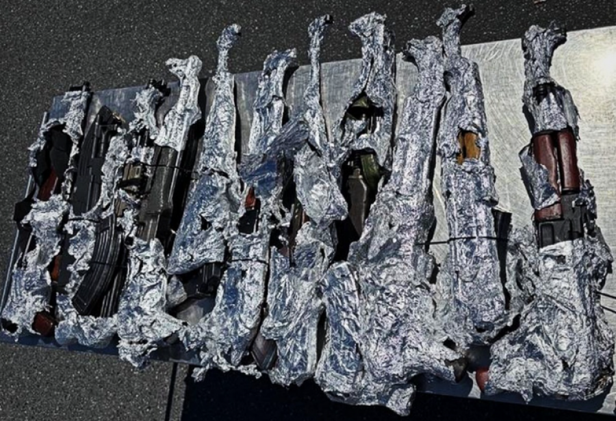 Doganierët kroatë zbulojnë 11 kallashnikovë në makinën e një shqiptari të Kosovës