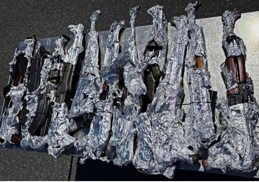 Doganierët kroatë zbulojnë 11 kallashnikovë në makinën e një shqiptari