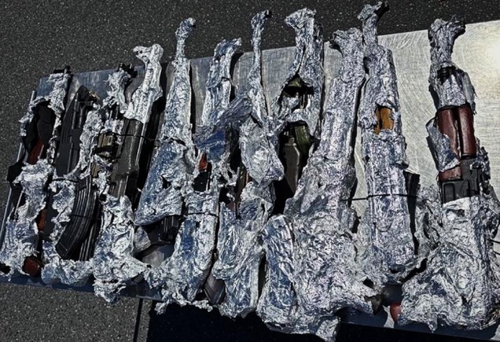 Doganierët kroatë zbulojnë 11 kallashnikovë në makinën e shqiptarit