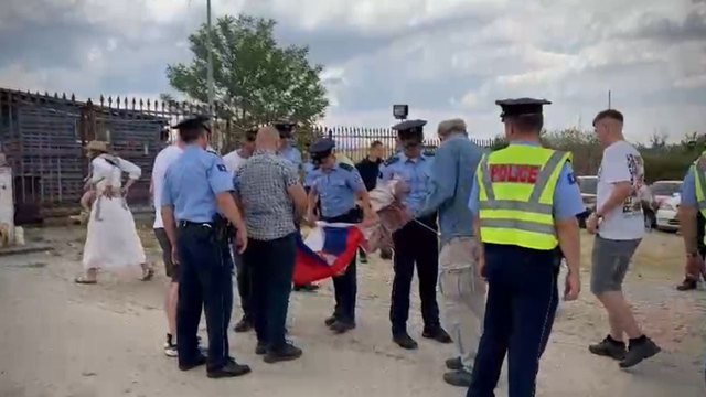 Donin të festonin Betejën e Fushë Kosovës, policia pengon serbët të hyjnë me flamuj në Gazimestan