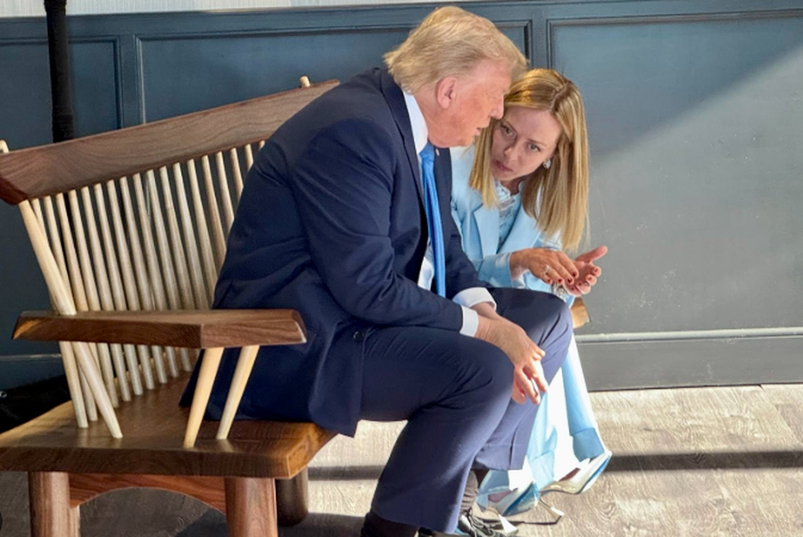 Duke vendosur “fatet e botës” në një stol druri, takimi i veçantë Meloni-Trump