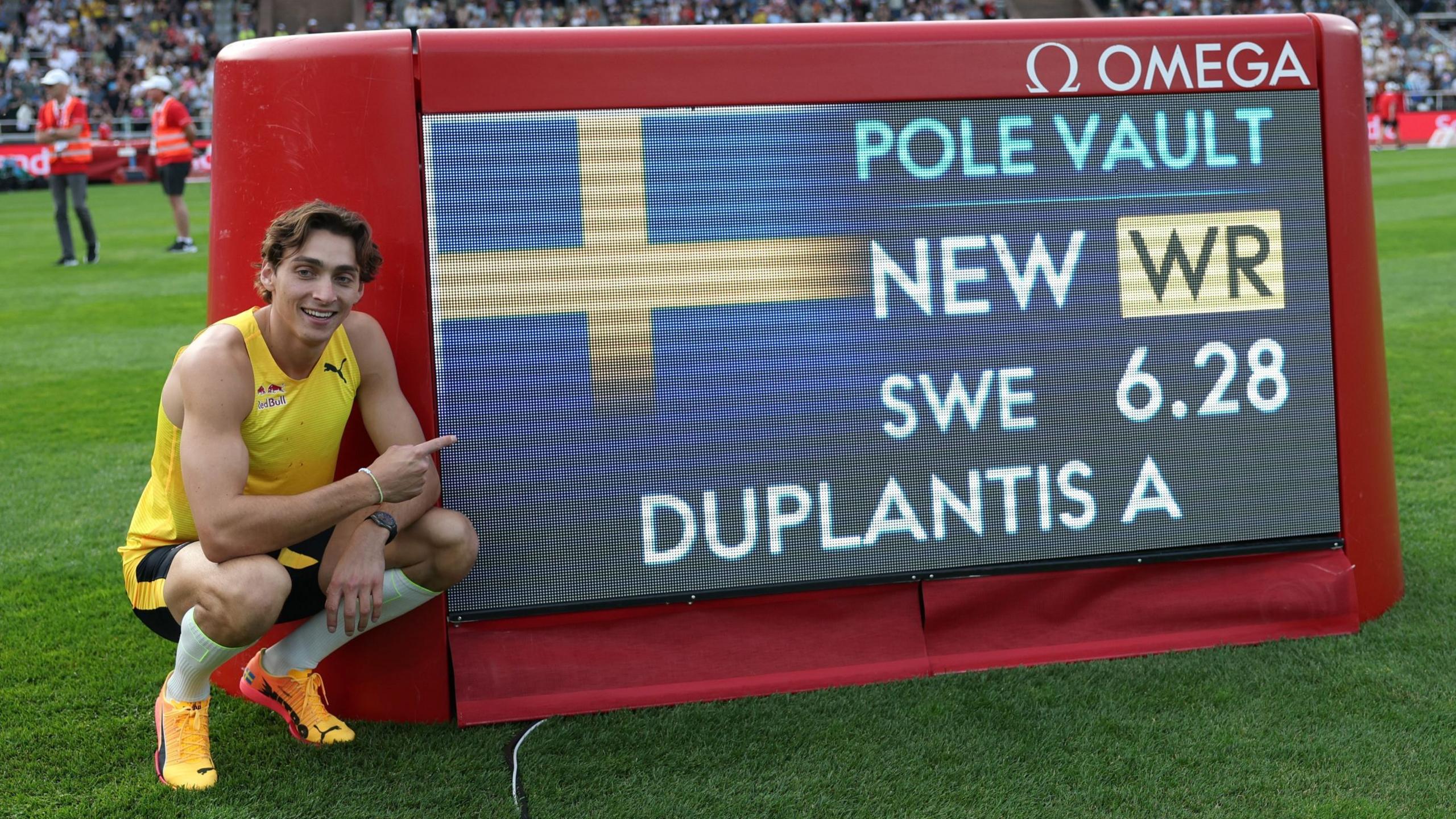 Duplantis vijon të “fluturojë”, vendos rekord të ri botëror në garën e kërcimit me shkop