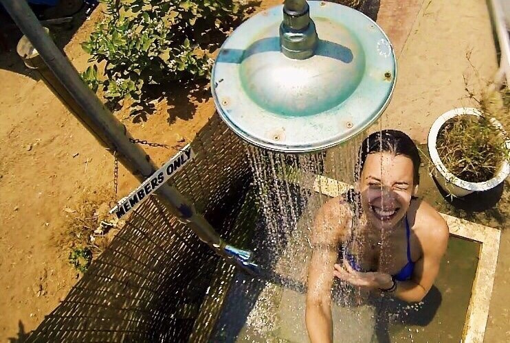 Dush me ujë të ftohtë në verë, a është ide e mirë? Përgjigjet mjeku