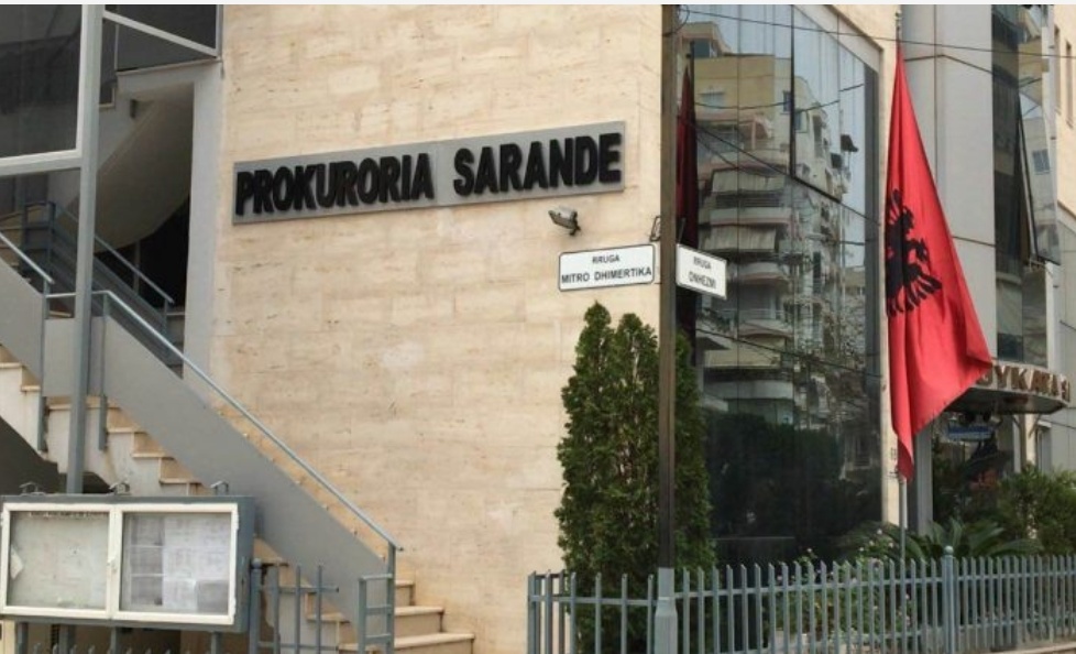 Dy gra kanosin në zyrë prokuroren e Sarandës, ndalohen nga policia