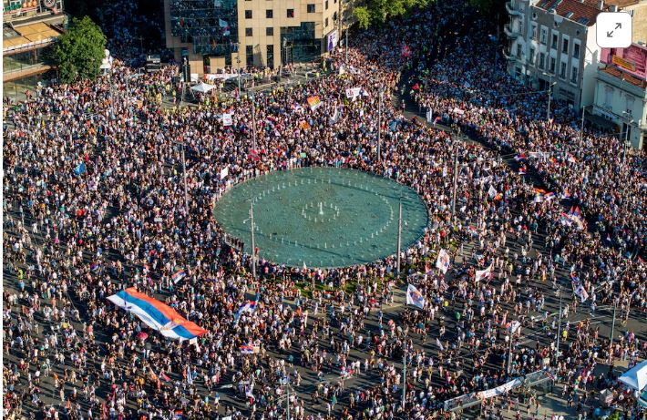 Dy protesta paralele në Beograd: Studentët kërkojnë zgjedhje të parakohshme, mbështetësit e Vuçiç përkrahin presidentin