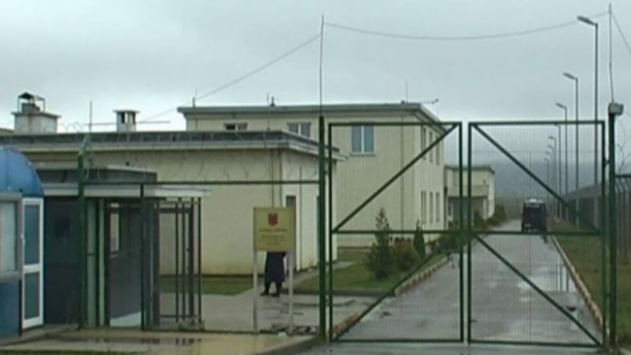 Dyshohet se fuste drogë në burg, arrestohet polici në Drenovë