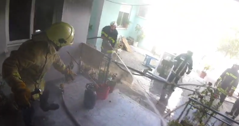 E moshuara harroi sobën ndezur, merr flakë banesa në Vlorë