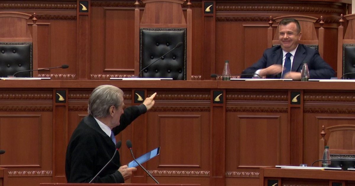 E shkuara kryefjalë e Kuvendit, Koçi e Balla i kujtojnë Berishës vitin ’96: Rrahe kreun e PS! Noka mbron kryedemokratin