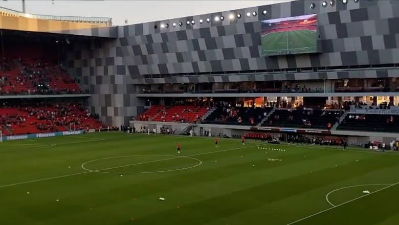 Ekipi kuqezi prek tapetin e ”Air Albania”, brohorima nga tifozët. Priten me këngën ”Mora Fjalë”