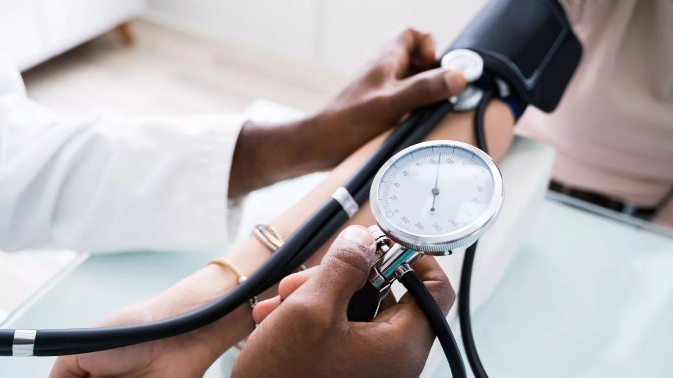 Ekspozimi ndaj ‘kimikateve’ para lindjes rrit rrezikun e presionit të lartë të gjakut në adoleshencë