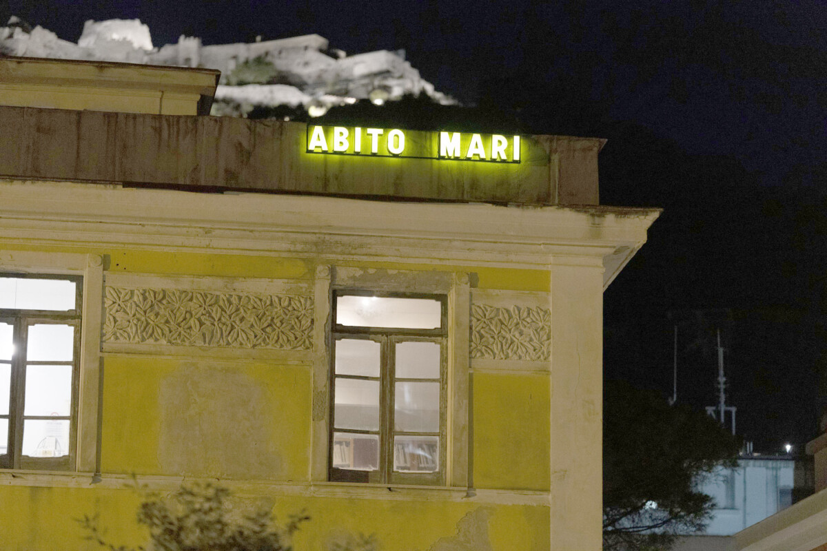 Ekspozita “Abito Mari”, si një udhëtim artistik dhe reflektues mbi peizazhin bashkëkohor të rajonit të Mesdheut