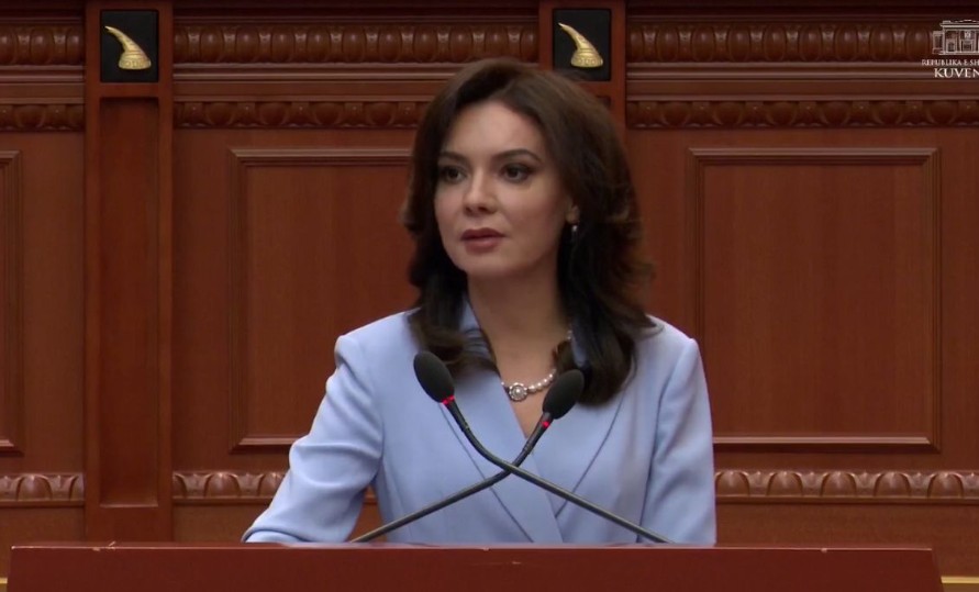 Elisa Spiropali i përgjigjet Gazment Bardhit në Kuvend: Më vjen mirë që më ndiqni…