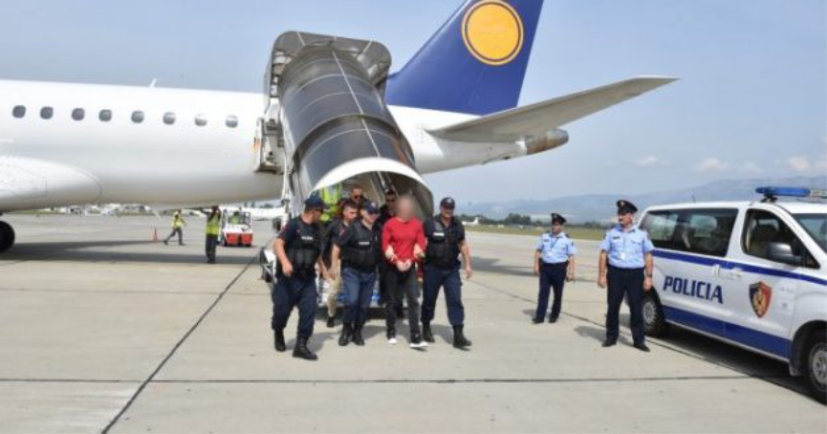 EMRAT – Ekstradohen nga Dubai dy persona të rrezikshëm, ishin në kërkim për vepra të rënda penale…