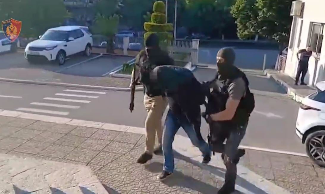 Emrat/ Zbulimi i magazinës ku falsifikoheshin stampat e veshjeve në Tiranë, arrestohen edhe dy administratorët