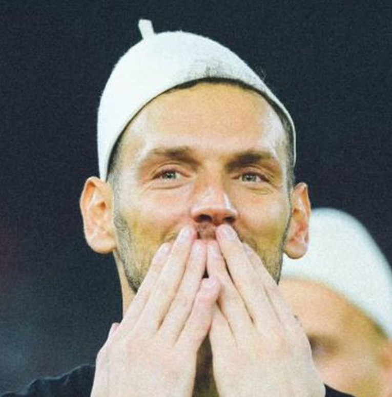 Etrit Berisha uron me plis në kokë: Suksese djema, dalshit faqebardhë