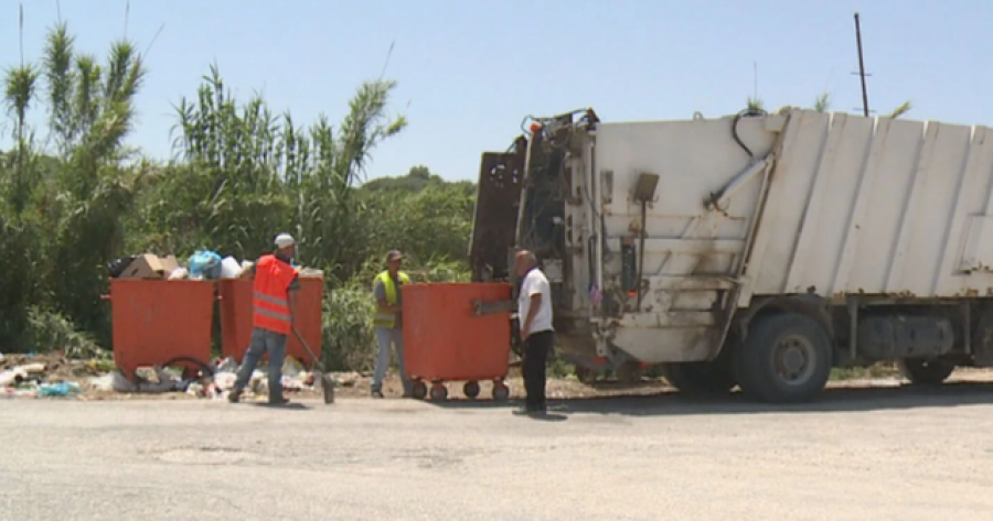 ‘Faji i banorëve, bëjnë shumë plehra’/ Kompania e pastrimit lë me javë të tëra pa pastruar koshat në Dimal