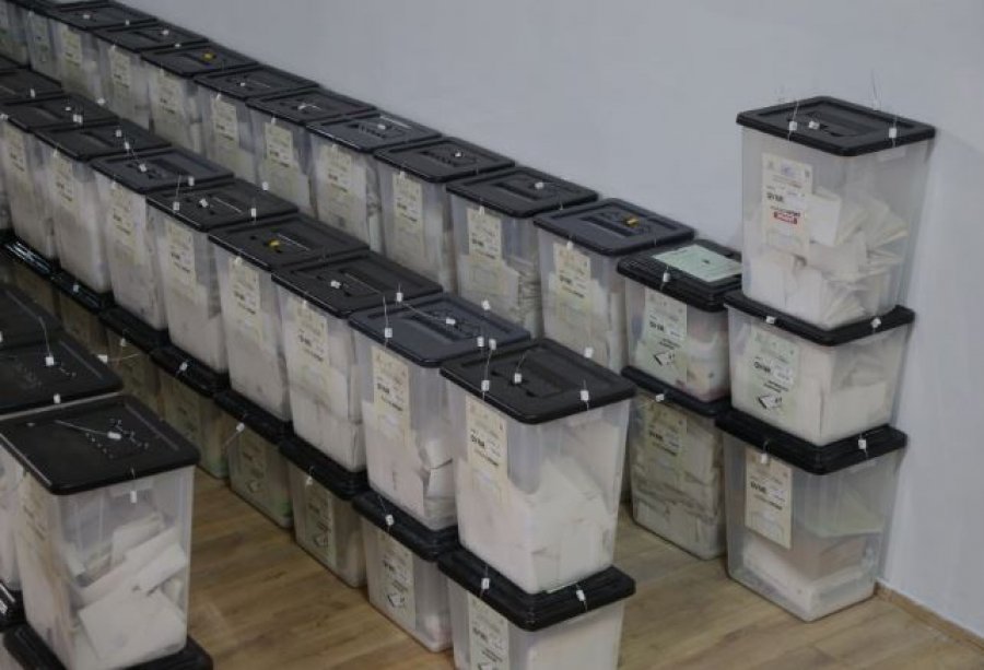Farsa elektorale/ KAS vendos rihapjen e kutive të mbi 1200 qendrave të votimit në Tiranë