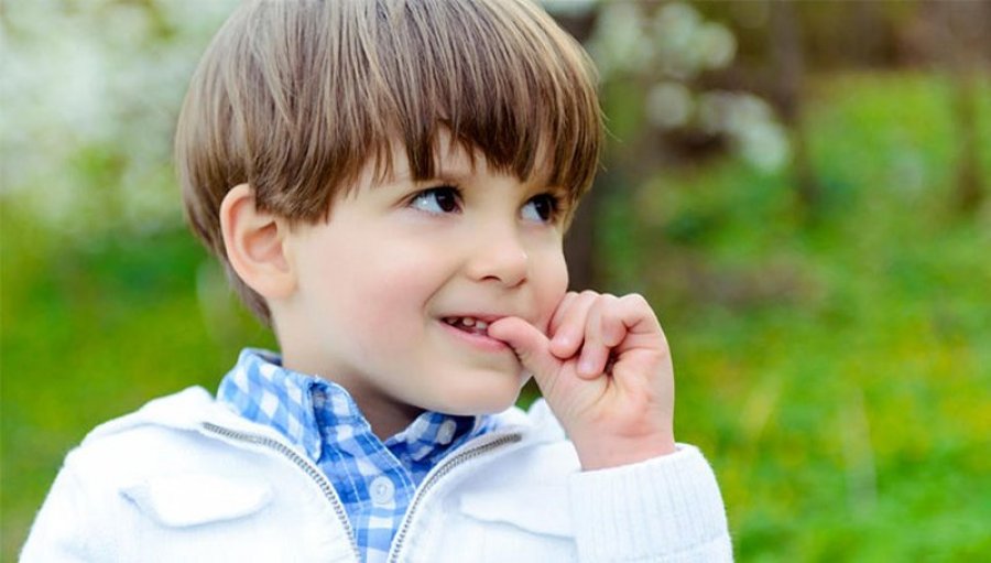 Fëmija juaj kafshon thonjtë? Provoni këto metoda që të heqë dorë nga ky ves i shëmtuar