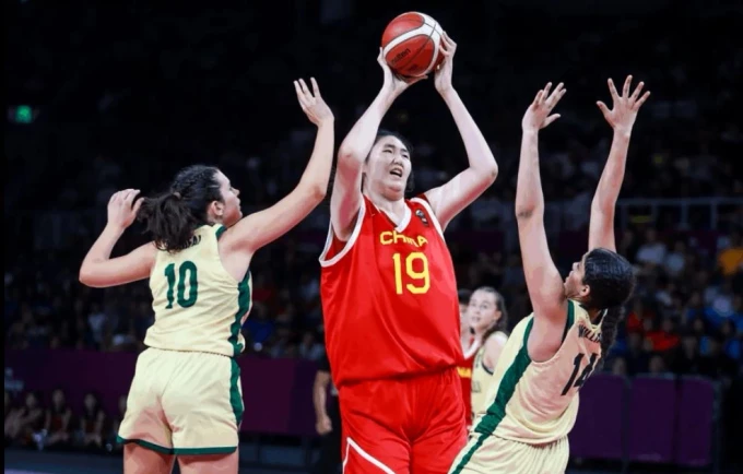 Femra më e gjatë e basketbollit botëror, 18 vjeçarja kneze Ziju mahnit me performancën e saj