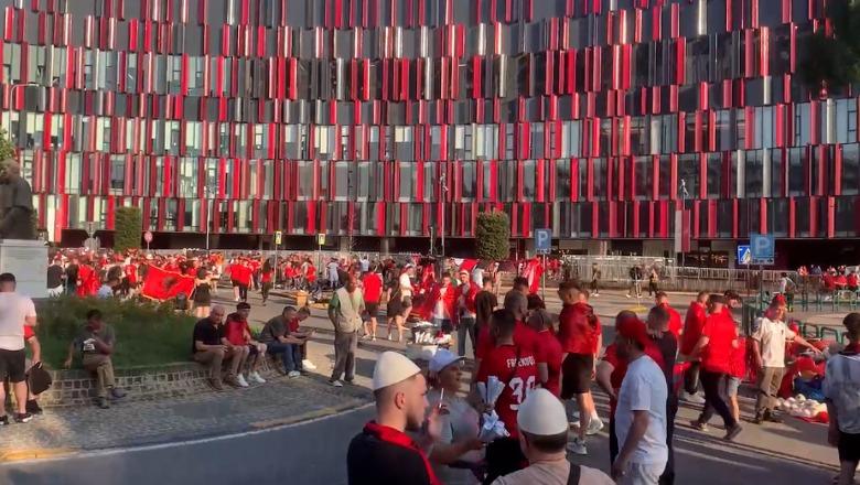 Festë kuqezi në Tiranë, nis futja e tifozëve të Kombëtares në stadium