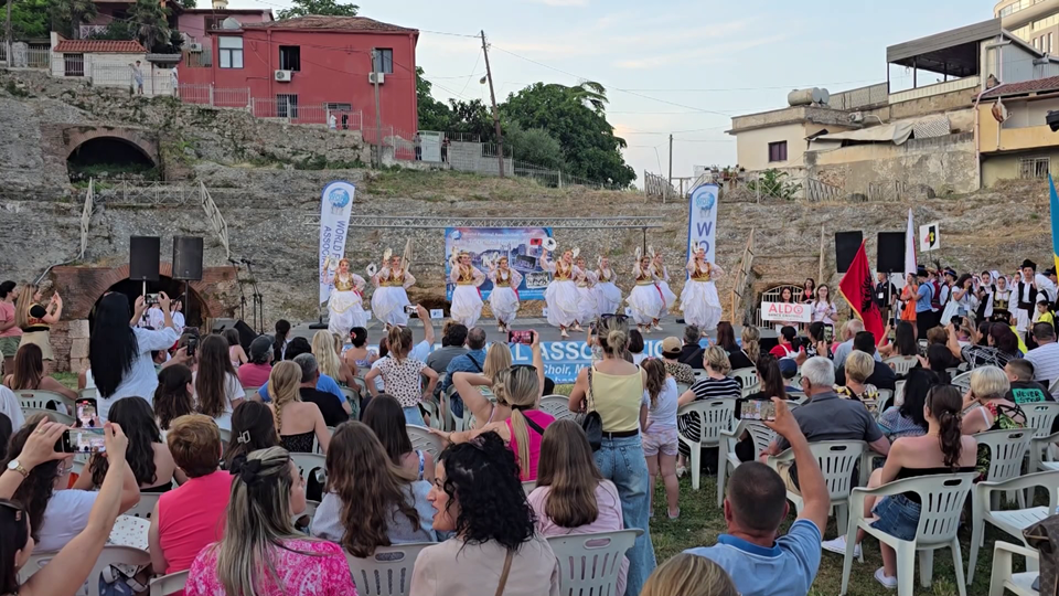 Festivali i muzikës dhe valleve, 400 pjesmarrës nga 10 shtete mbushin Amfiteatrin e Durrësit
