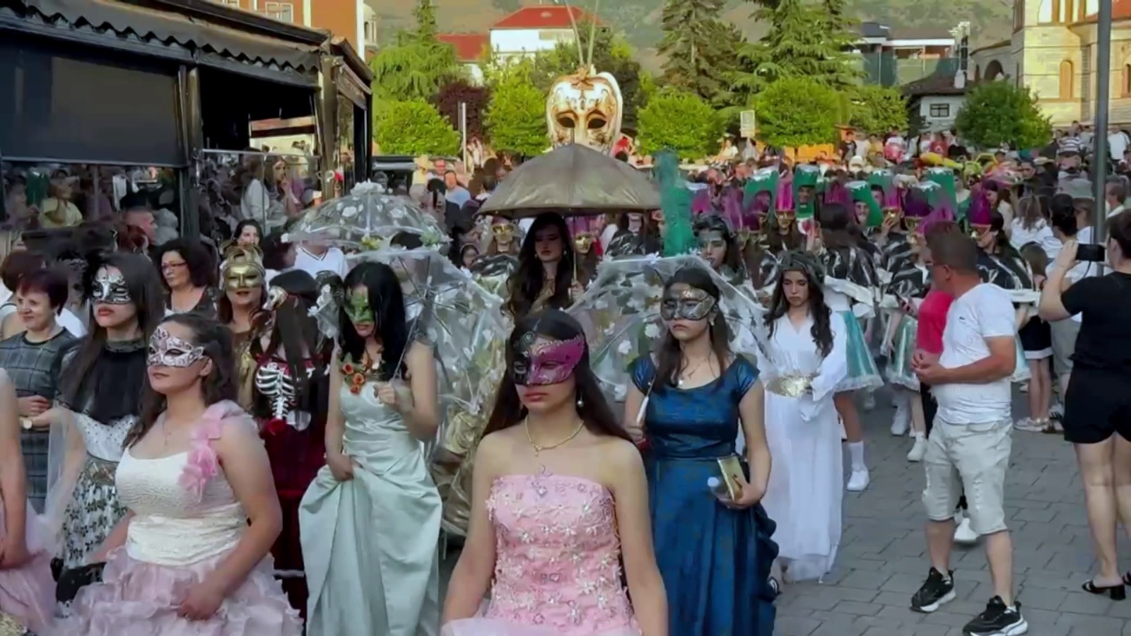 Festivali Ndërkombëtar i Karnavaleve, qyteti juglindor përjeton një atmosferë mbushur me muzikë dhe ngjyra