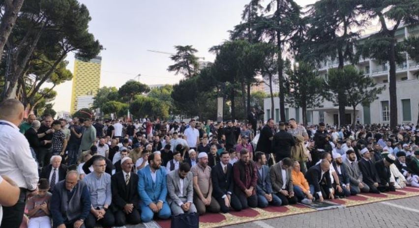 Festohet sot Kurban Bajrami, mijëra besimtarë falin namazin në bulevardin ‘Dëshmorët e Kombit’