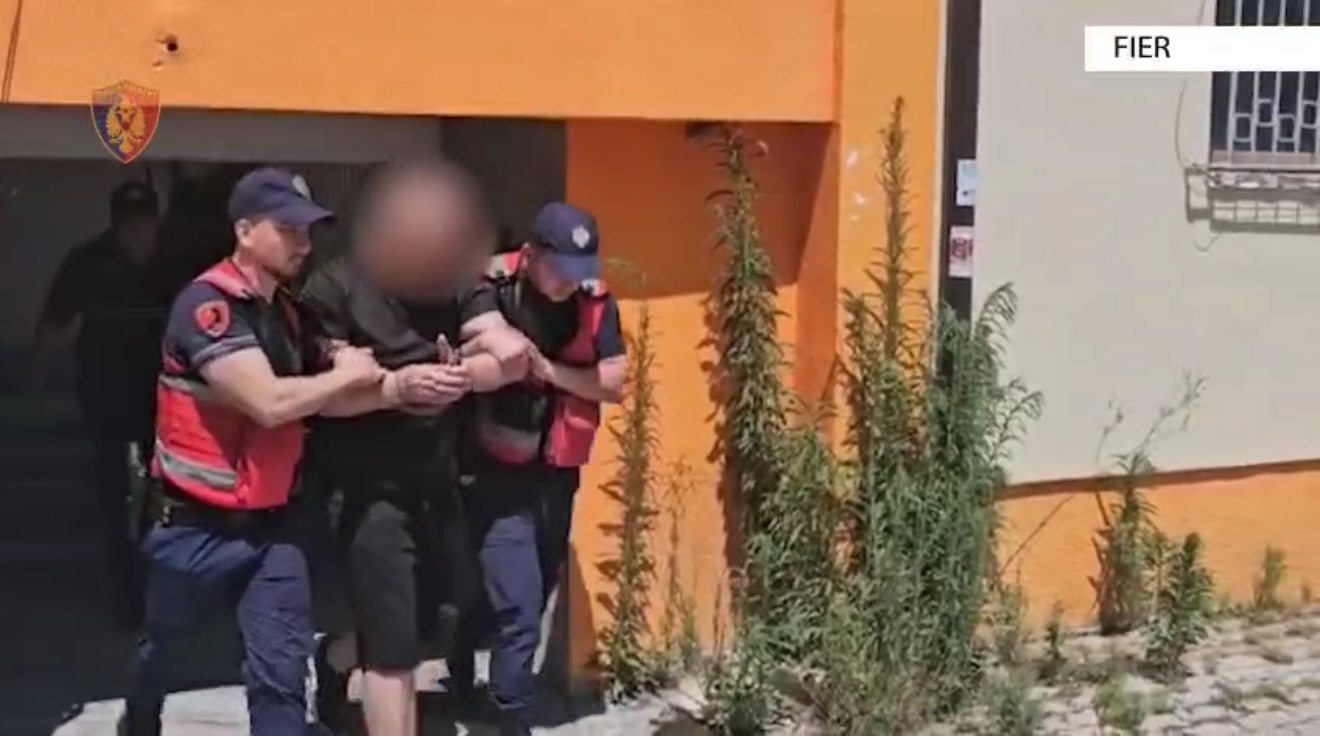 Fier – Arrestohet 53-vjeçari që shiste doza heroine, sekuestrohen drogë, armë dhe para