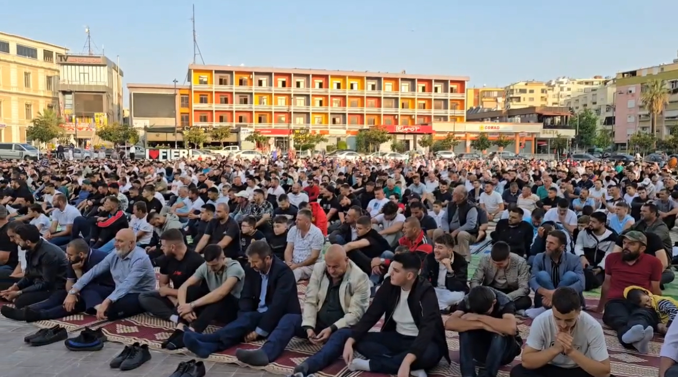 Fier – Besimtarët myslimanë falin namazin e Kurban Bajramit në sheshin qendror