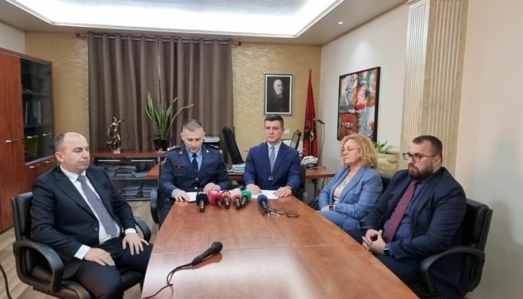 Fier/ Goditet grupi kriminal i trafikut të armëve dhe drogës, arrestohen 4 persona