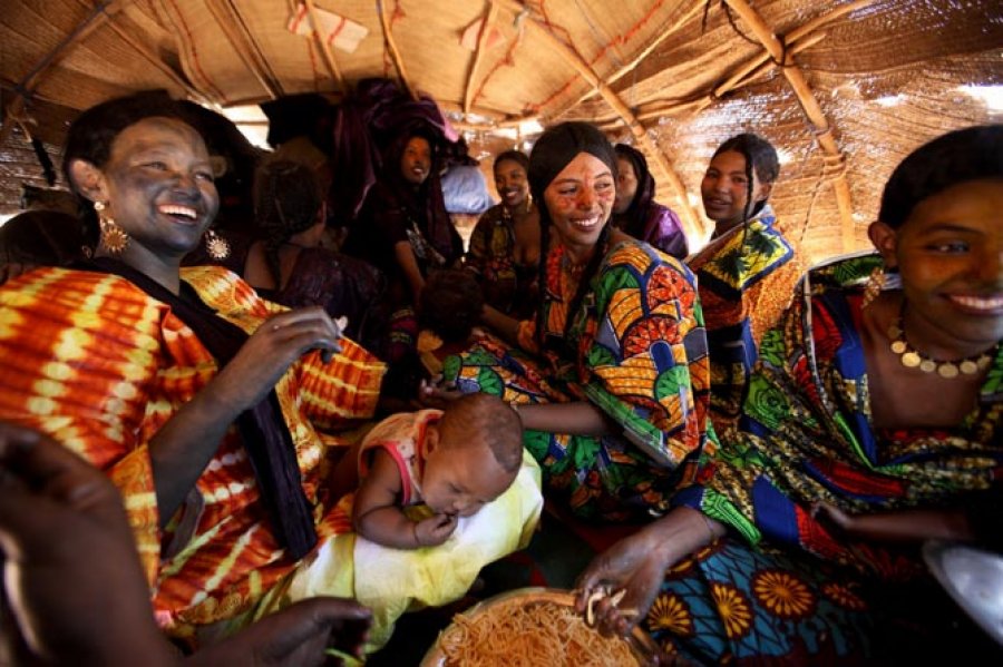 Fisi unik ku gratë janë në krye dhe burrat fshehin fytyrën