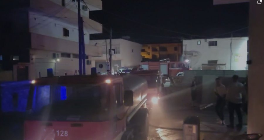 Flakët përfshijnë magazinën në Spitallë të Durrësit, evakuohen banorët e pallateve