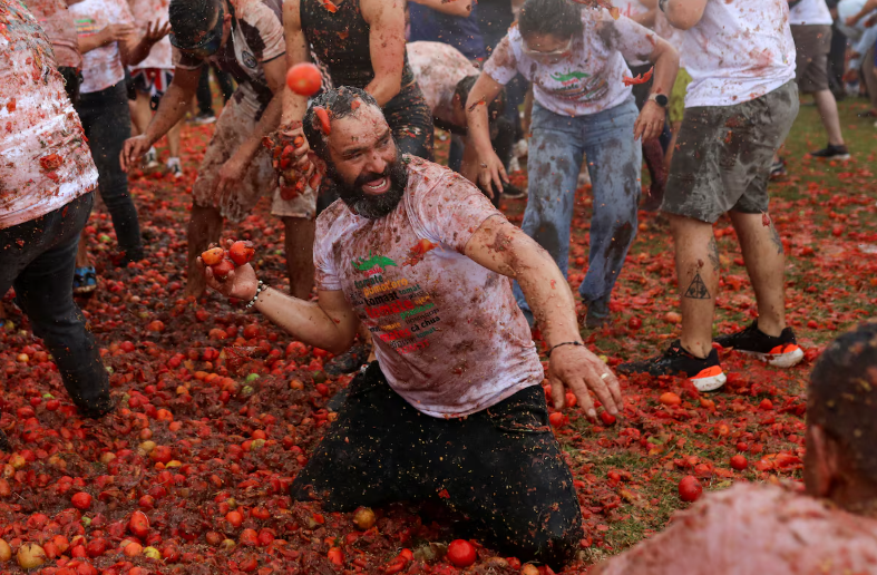 FOTO/ 45 ton domate në ajër, festivali unik “Gran Tomatina” në Kolumbi