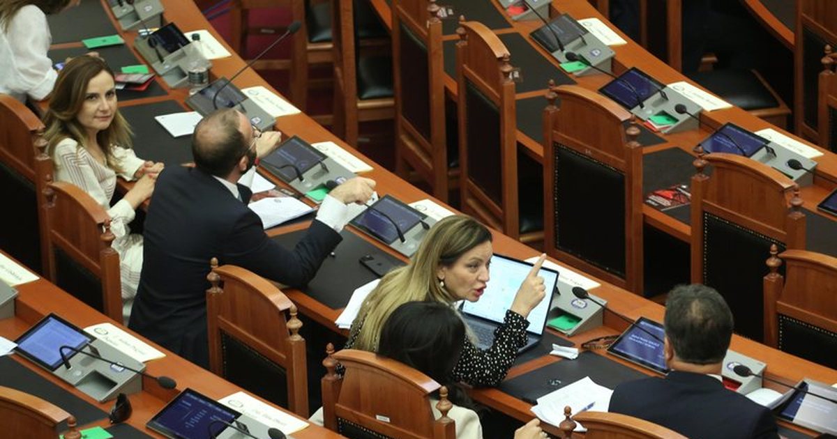 FOTO-Çfarë s’u pa nga Kuvendi! Albana Vokshi përplaset me Flamur Nokën