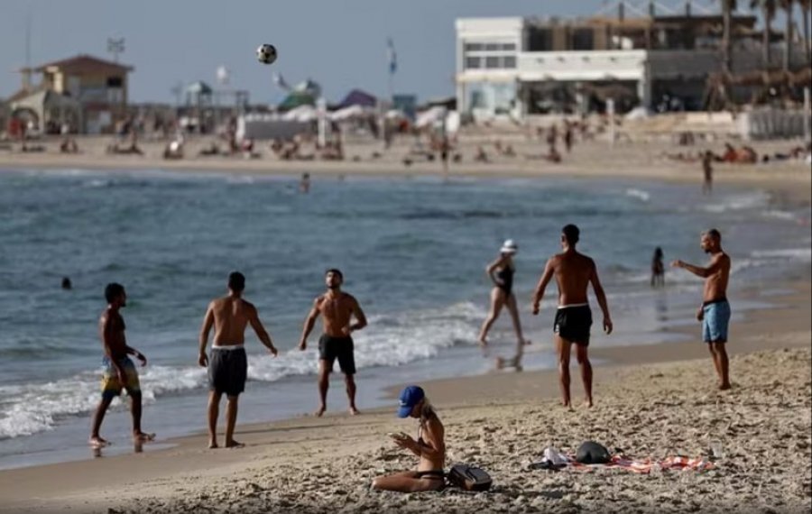 FOTO/ Gjatë natës shkëmbime raketash, ditën në plazh, jeta normale vijon në Tel Aviv